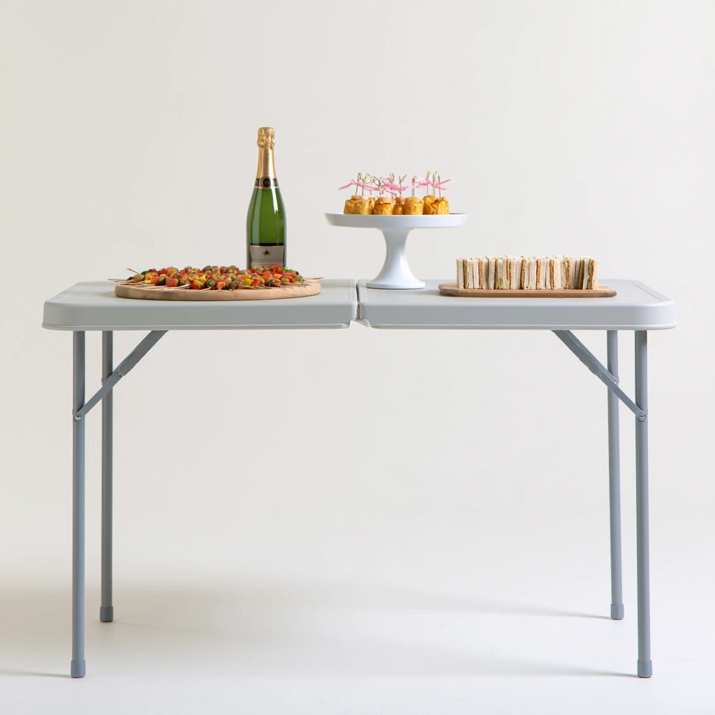 Table pliante polyvalente aux lignes épurées, coloris gris clair