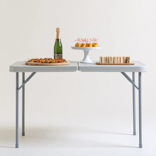 Table pliante polyvalente aux lignes épurées, coloris gris clair
